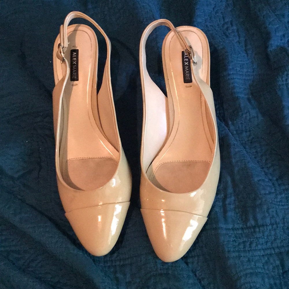 Nude sling back pumps patent leather